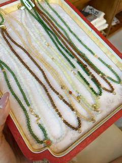 今天朋友带我去看和田玉,进去之后,看到和田玉项链之美,源自其温润细